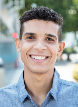 Portrait eines lachenden Latinos