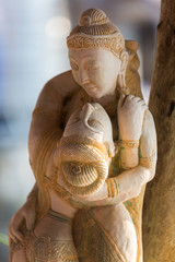 Obrazy na Szkle  Zbliżenie Khmer drewniane posągi kochanków z niewyraźne backgroun