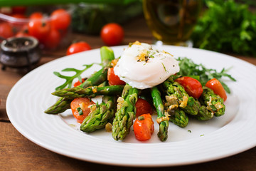 Salad of asparagus, tomatoes and poached egg