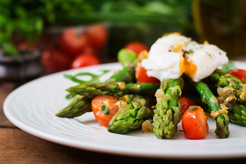 Salad of asparagus, tomatoes and poached egg - obrazy, fototapety, plakaty