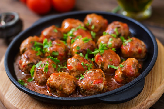 Meatballs in sweet and sour tomato sauce