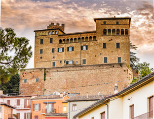 Fototapeta na wymiar castle overlooking the colorful houses