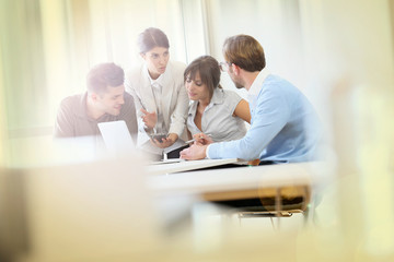 Obraz premium Business people meeting around table