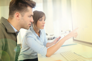 Obraz premium Marketing people working together on strategy