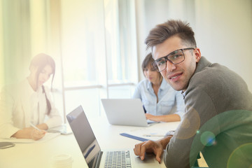 Obraz premium Portrait of businessman with eyeglasses sharing meeting room