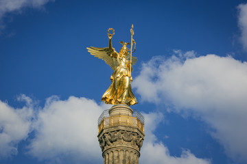 Fototapeta premium Berliner Siegessäule Viktoria Goldelse im Sonnenschein