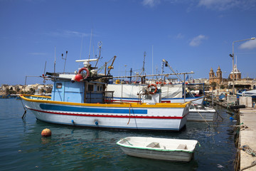 Fototapeta na wymiar Fischerboot im Hafen von Marsaxlokk, Malta