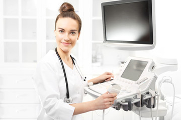 Ultrasonografia. Aparat usg, lekarz przeprowadzający badanie usg - obrazy, fototapety, plakaty