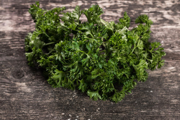 Obraz premium tied fresh parsley on wooden surface, healthy food