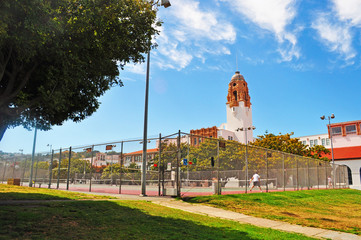 San Francisco: la Missione di San Francesco d'Assisi vista attraverso un campo da tennis nel parco di Mission Dolores Park