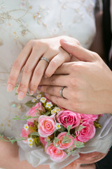 Obraz na płótnie Canvas Close up bride and groom hand ware wedding ring