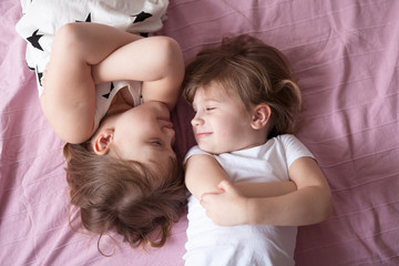 Obraz na płótnie Canvas girls siblings sisters talk, children's secrets, hug, relationsh