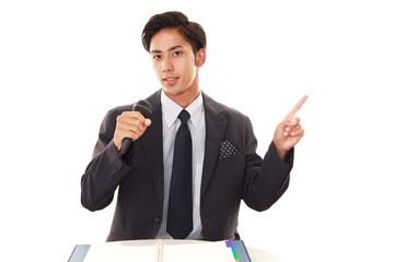 プレゼンをする笑顔のビジネスマン