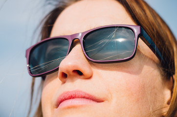 kobieta w słonecznych okularach patrzy w słońce
