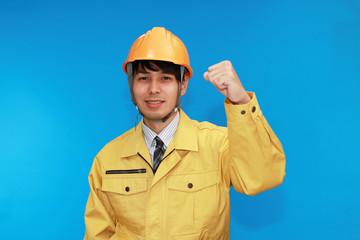 ガッツポーズの労働者