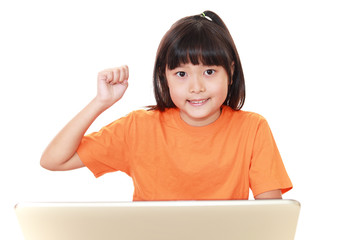 パソコンを楽しむ女の子