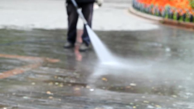 Wet cleaning of city streets    /   Wet cleaning of city streets with high-pressure cleaner Full HD