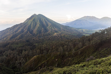 Naklejka premium Zobacz na wulkan wokół krajobrazu Ijen
