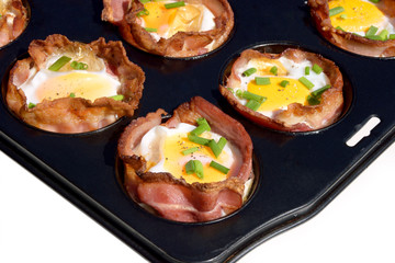 Bacon-Egg-Muffin Ei mit knusprigen Speck in Muffinform