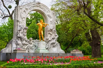 Zelfklevend Fotobehang Standbeeld van Johann Strauss in Wenen, Oostenrijk © Shchipkova Elena