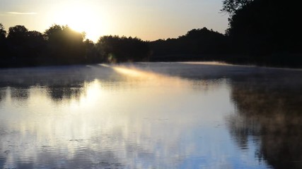 Jezioro rankiem z unoszącą się mggła