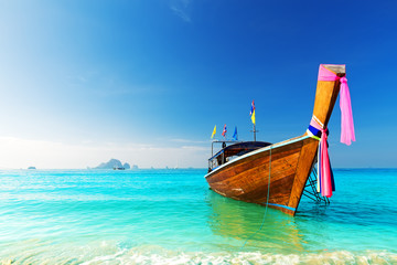 Obraz premium Long boat and tropical beach