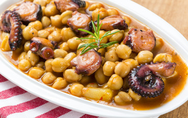 Cocido de garbanzos con pulpo