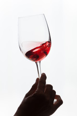 main avec un verre de vin rouge