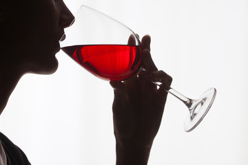 femme en ombre chinoise buvant du vin rouge © plprod