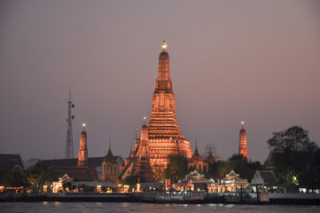 Fototapeta premium Wat Arun Rajwararam in bangkok twilight, thailand-january 28 : Wat Arun Rajwararam in bangkok twilight on january 28, 2015