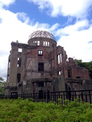 広島の原爆ドーム