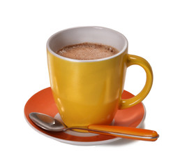 Taza amarilla de cafe con leche aislada en fondo blanco.Chocolate caliente.