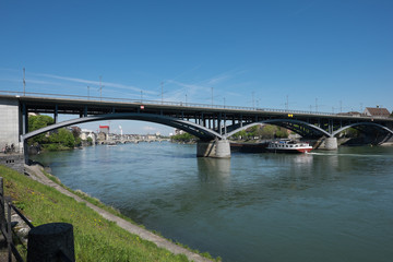 Fototapeta na wymiar Frahtschiff Fährt unter der Brücke im Fluss