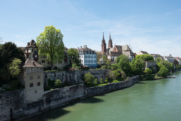 Obraz premium Altstadt am Fluss mit viel Grün und Kirchturm im Hintergund