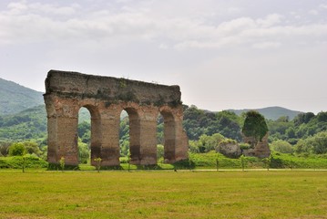 Fototapeta na wymiar Ruderi dell'acquedotto romano Anio Novus - Lazio - Italia