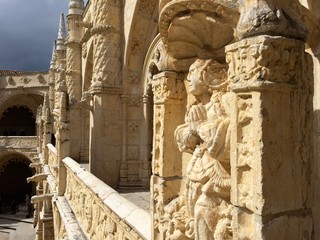 dettaglio di facciata interna con figure del monastero di Belem