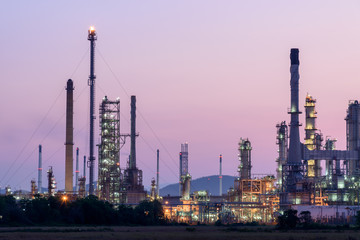Obraz premium Oil refinery in morning day sunrise