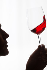 homme examinant un verre de vin rouge