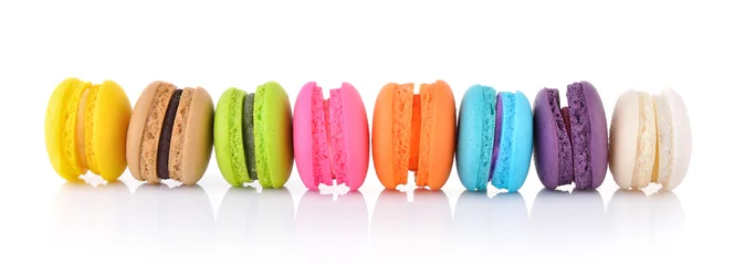 Foto op Plexiglas Macarons kleurrijke franse bitterkoekjes of macaron op witte achtergrond