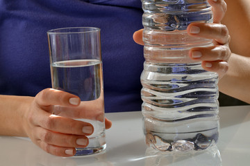 Sirviendo un vaso de agua mineral.
