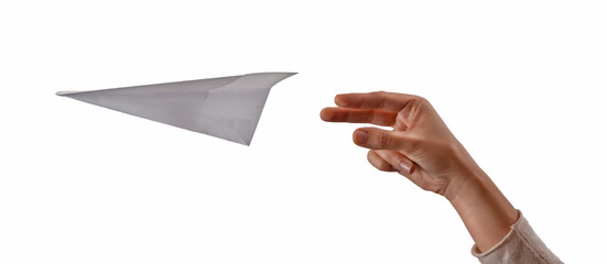 Mano femenina lanzando un avión de papel en fondo blanco, concepto negocios.