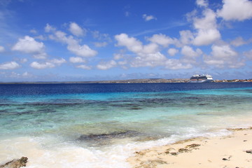 Fototapeta na wymiar Cruise ships at Bonaire Kralendijk