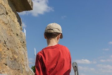 Jugendlicher / Junge beim Ausruhen, anonym, von hinten