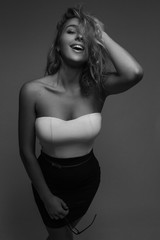 Красивая радостная девушка, черно-белая фотография