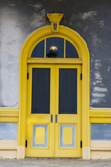 Obraz premium Yellow wooden door of Old Hakodate public hall