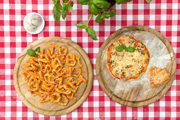 gebackene Buchstaben aus Pizzateig, rot weiße Tischdecke