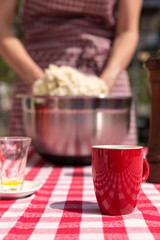 Frau knetet Zutaten für einen Hefeteig