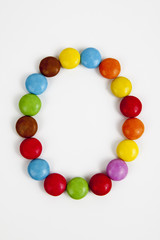 Il numero zero formato da coloratissimi confetti di cioccolato.