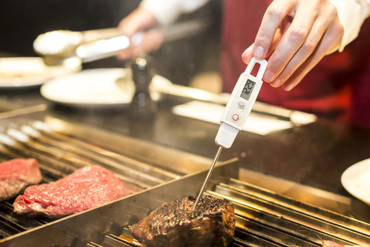 Measuring steak temperature on a grill