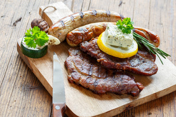 leckere Steaks und Würstchen vom Grill